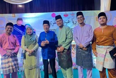 Ahmad (tiga dari kiri) menghadiri Majlis Rumah Terbuka Aidilfitri DUN Pulai Sebatang di Dewan UMNO Pontian pada Rabu.