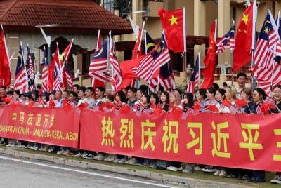 Sebahagian rakyat China yang kebanyakannya pelajar-pelajar universiti memberi sokongan kepada Presiden China, Xi Jinping yang mengakhiri lawatan negara selama tiga hari ke Malaysia. Foto Bernama