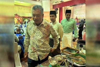 Zakaria (depan) melawat reruai juadah hari raya ketika Majlis Aidilfitri JIM Kuala Lumpur pada Khamis.