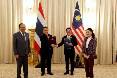 Anwar (kiri) bersama Perdana Menteri Thailand, Paetongtarn Shinawatra (kanan) menyaksikan Majlis Menandatangani Perjanjian Pembinaan (CA) Projek Jambatan Rantau Panjang - Sungai Golok antara Nanta (dua, kiri) dan Timbalan Perdana Menteri Thailand, Suriya Juangroongruangkit merangkap Menteri Pengangkutan sempena lawatan kerja dua hari ke Thailand, pada Khamis. Foto Bernama