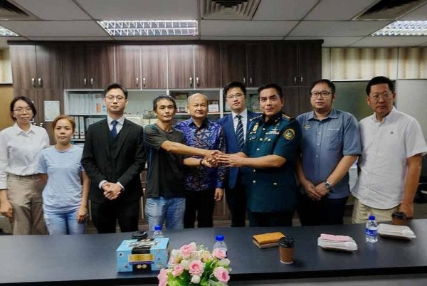 Ahmad Zaiyadi (tiga dari kanan) bersama pihak terlibat menyelesaikan isu tular membabitkan penguat kuasa MBI secara baik dalam satu pertemuan pada Khamis.