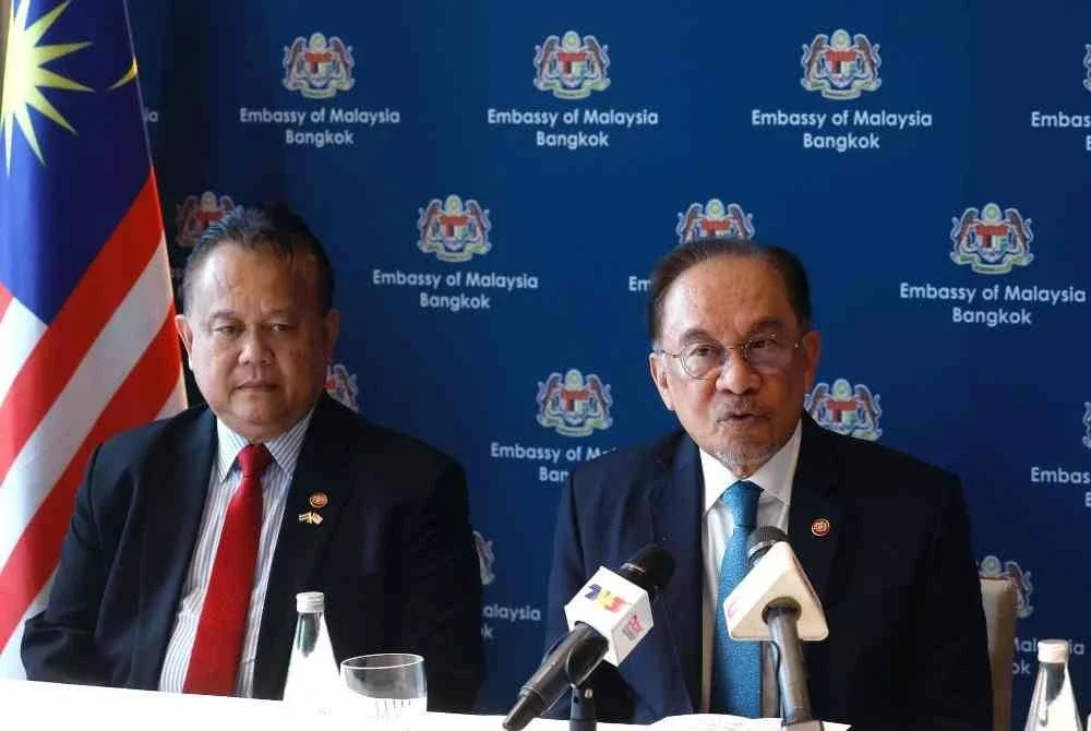 Anwar (kanan) ketika mengadakan sidang akhbar sempena lawatan kerja dua hari ke Bangkok, Thailand, hari ini. - Foto Bernama