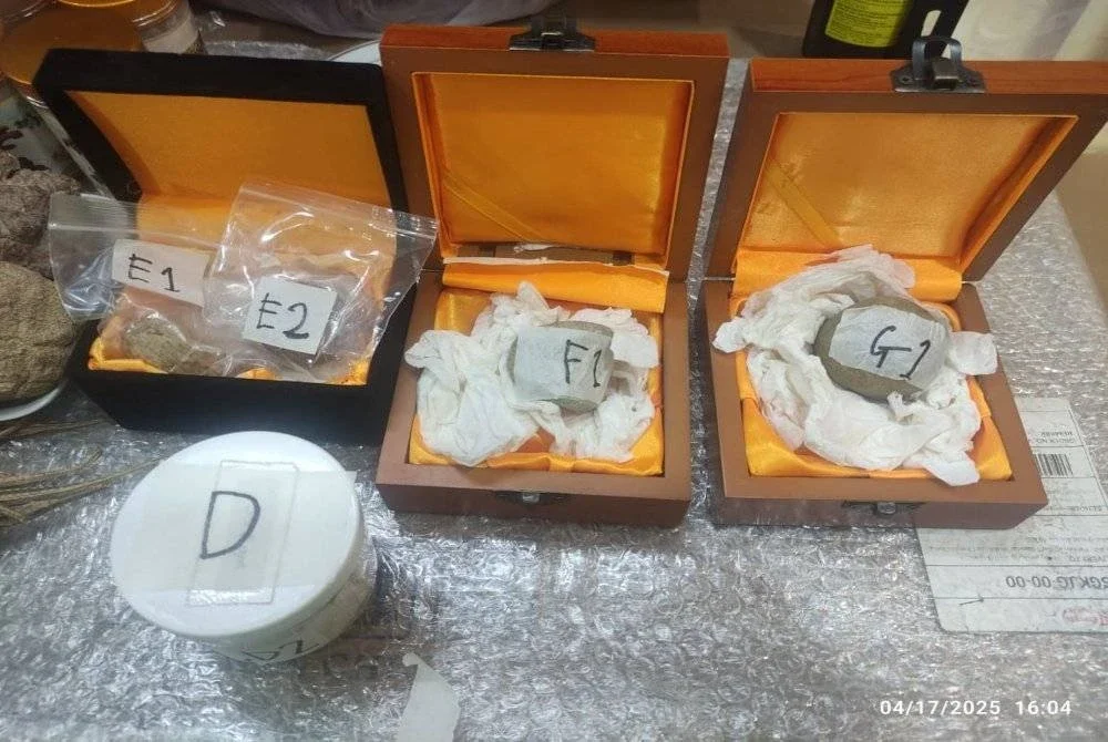 Disyaki antara batu landak raya yang dirampas dalam serbuan di sebuah kediaman di Bandar Sungai Long, Kajang, pada Khamis.