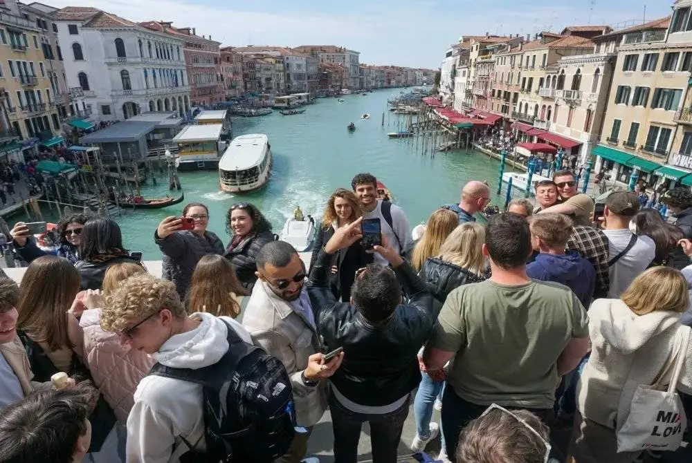 Pelawat yang ingin memasuki bandar Venice di Itali untuk lawatan harian perlu membayar bayaran masuk sehingga €10 (AS$11.37) mulai Jumaat. Foto Agensi