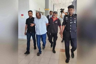 Tertuduh (dua dari kiri) didakwa di Mahkamah Sesyen Seremban pada Jumaat.