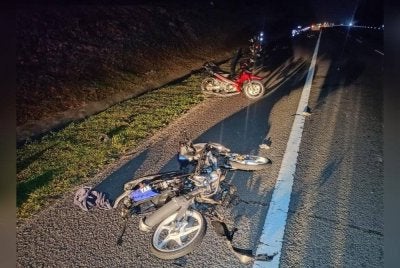 Seorang pelajar kolej maut manakala lima cedera selepas motosikal ditunggang bertembung sesama sendiri di Kilometer 28.3 Lebuhraya Seremban-Port Dickson arah Port Dickson di sini pada Jumaat.