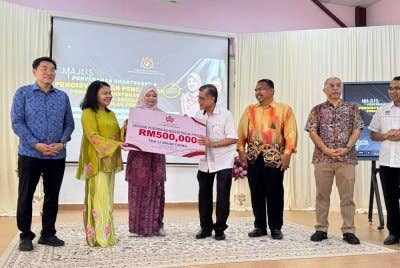 Fadhlina (tiga dari kiri) menyerahkan cek cura bernilai RM500,000 untuk pemasangan 'smartboard' di SMK Bayan Lepas.