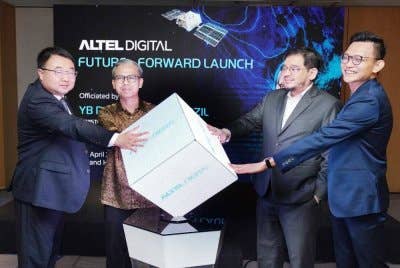 Fahmi (dua dari kiri) bersama Mohamad Helmi Harith (dua dari kanan) dan Tony (kiri) melancarkan Altel Digital pada Jumaat.