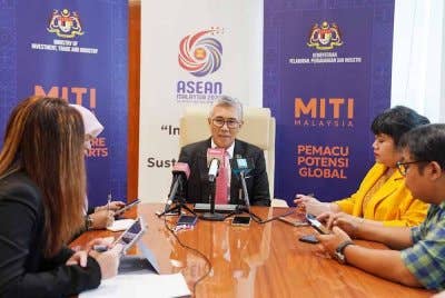 Tengku Zafrul (tengah) ketika temu bual bersama media tempatan di MITI, Kuala Lumpur.