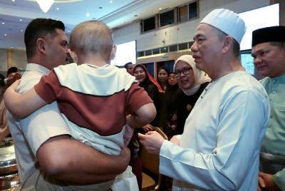 Fadillah menyampaikan sumbangan kepada pesakit-pesakit pada Majlis Rumah Terbuka Aidilfitri 'Speta Beraya' Hospital Umum Sarawak hari ini. - Foto: Bernama