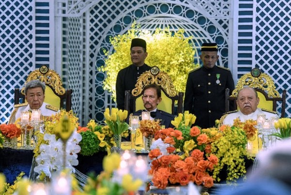 Sultan Brunei Sultan Hassanal Bolkiah (tengah) dan Sultan Selangor Sultan Sharafuddin Idris Shah (kiri) berkenan berangkat tiba pada Majlis Santapan Diraja sempena sambutan Jubli Perak Pemerintahan Raja Perlis Tuanku Syed Sirajuddin Jamalullail (kanan) di Istana Arau, pada Khamis. Foto Bernama