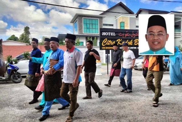 Sukri (dua dari kanan) memenangi Ketua Cabang Ketereh dengan 566 undi. Gambar kecil: Asharun