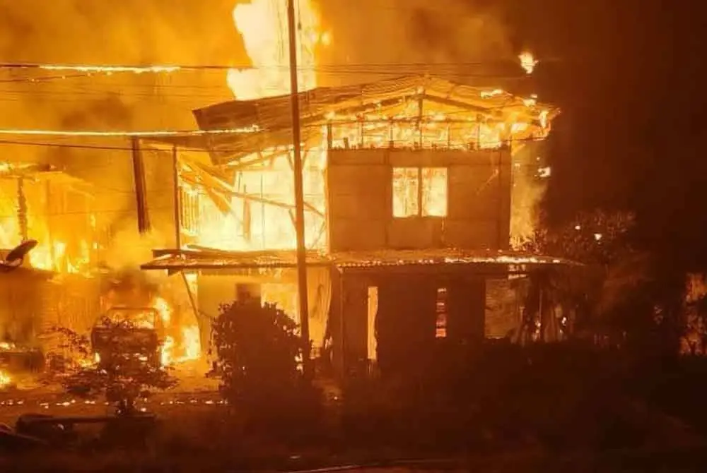 Sepasang suami isteri melecur ketika cuba menyelamatkan barang daripada musnah terbakar dalam kejadian kebakaran dua rumah di Kampung Tudan Baru, di sini pada petang Jumaat.