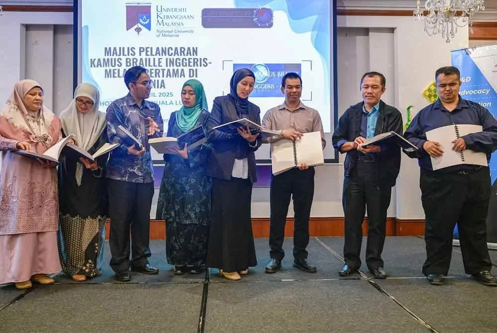 Khairunnisa (empat dari kiri) bersama wakil UKM, Shameille Kamarull Bahsha (empat dari kanan) bergambar selepas melancarkan Kamus Braille Inggeris-Melayu Pertama Di Dunia di Kuala Lumpur pada Sabtu.
