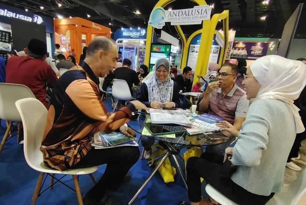 Tawaran istimewa Andalusia Travel turut menarik perhatian Datuk Seri Mohd Nazir Maraslam (kiri) dan Rosli (dua dari kanan) bersama keluarganya.