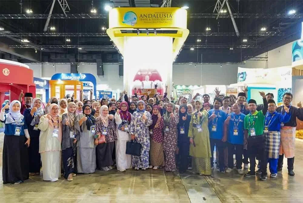 Barisan staf Andalusia Travel yang akan memberikan layanan sepanjang berlangsung MATTA Fair di MITEC.