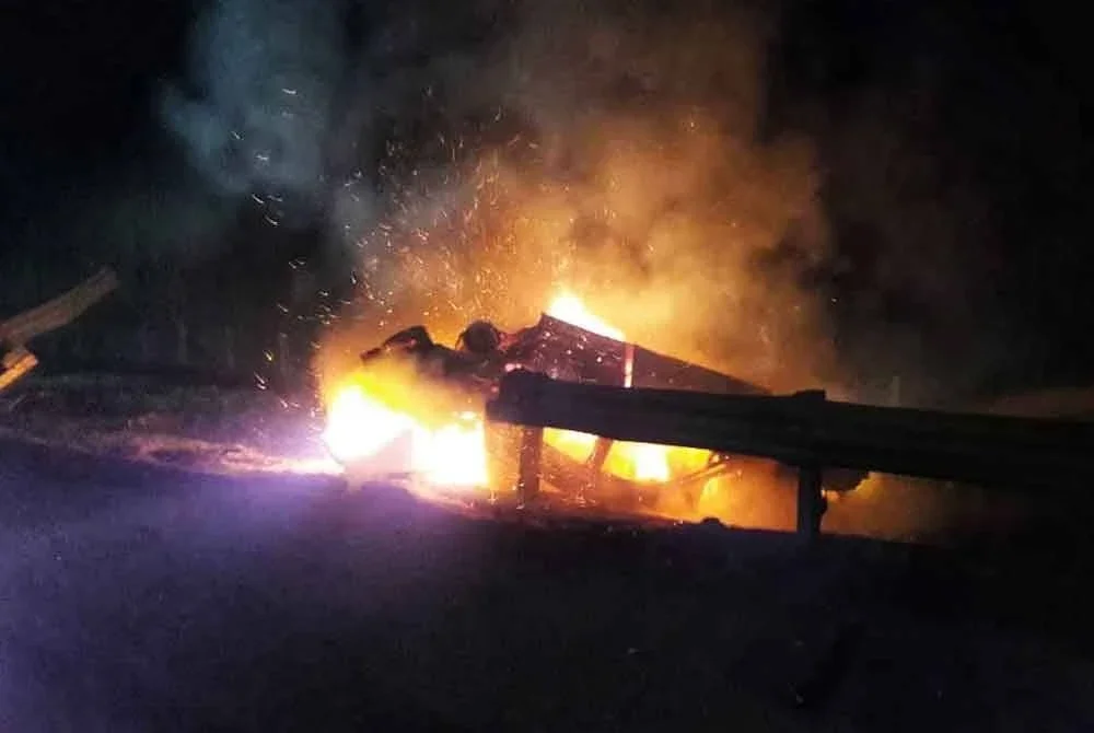 Kereta jenis Kia Sonata dengan nombor pendaftaran BGK 2338 yang terbakar sepenuhnya dalam kemalangan di Kilometer 65.4 Lebuhraya Utara-Selatan arah utara pada malam Jumaat.