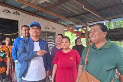 Yudith (kanan) terharu masih diingati bekas gurunya yang juga calon BN PRK DUN Ayer Kuning, Mohamad Yusri.