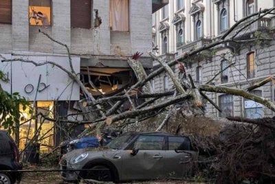 Puluhan mangsa telah diselamatkan pasukan kecemasan, manakala bekalan elektrik terputus di beberapa kawasan. Foto AP