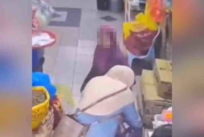 Tangkap layar video memaparkan gelagat seorang wanita dalam keadaan mencurigakan.