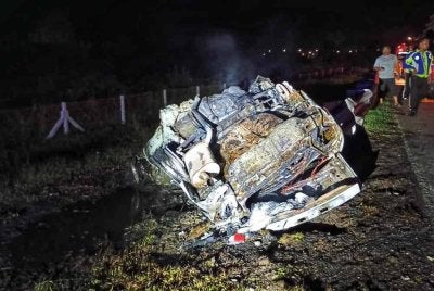 Keadaan kereta yang terbabas dan melanggar pembahagi jalan sebelum terbalik dan terbakar.