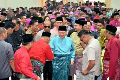 Hajiji beramah mesra dengan pengunjung yang hadir pada Majlis Rumah Terbuka Aidilfitri Gagasan Rakyat Bahagian Sibuga 2025 di Dewan Serbaguna Sri Libaran, Sandakan.