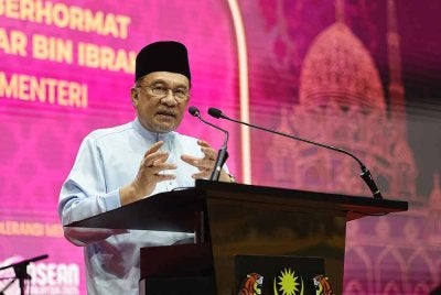 Perdana Menteri Datuk Seri Anwar Ibrahim berucap pada Majlis Sambutan Aidilfitri Madani Peringkat Negeri Sarawak di Stadium Perpaduan di Petra Jaya, pada Sabtu. Foto Bernama
