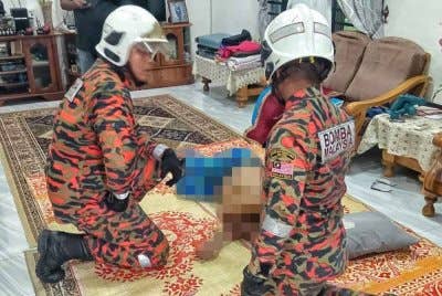 Seorang lelaki berusia 75 tahun ditemukan meninggal dunia di dalam rumahnya di Merlimau.