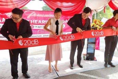 Kor Sim (dua dari kiri) merasmikan pembukaan cawangan baharu 20dB Hearing di Segamat pada Sabtu.