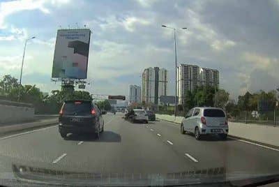 Tangkap layar video kemalangan yang tular membabitkan sebuah kereta dan motosikal dalam kejadian kira-kira jam 3.56 petang, Rabu lalu.