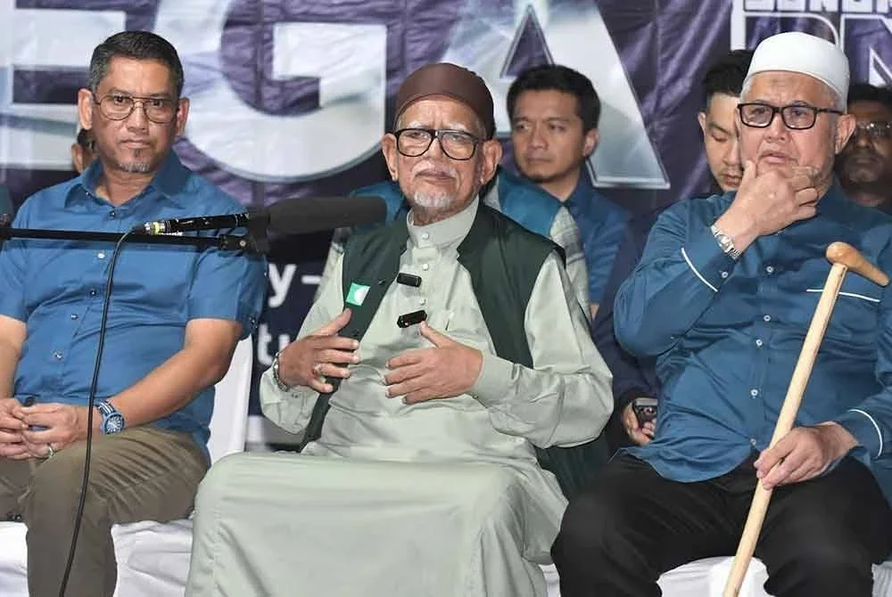 Abdul Hadi ketika menyampaikan ceramah sempena Ceramah Mega PRK Ayer Kuning di Kampung Tanjung Keramat, Tapah pada Sabtu.