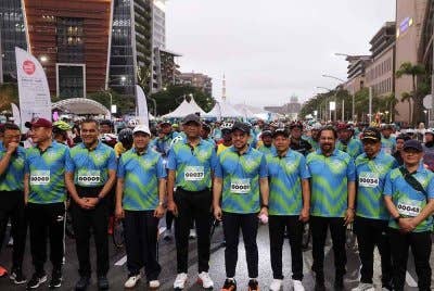 Steven Sim (lima dari kanan) bergambar kenangan bersama peserta pada majlis PERKESO Run & Ride 2025 sempena Hari Pekerja 2025 di Dataran Wawasan, Persiaran Perdana, Presint 2 pada Ahad. Foto Bernama