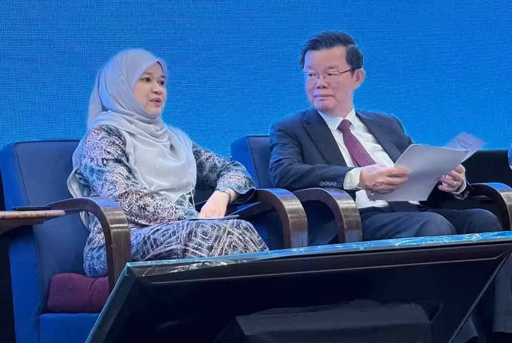 Kon Yeow bersama Fadhlina menghadiri Sidang Kemuncak Pemerkasaan Pendidikan 2025 pada Isnin.