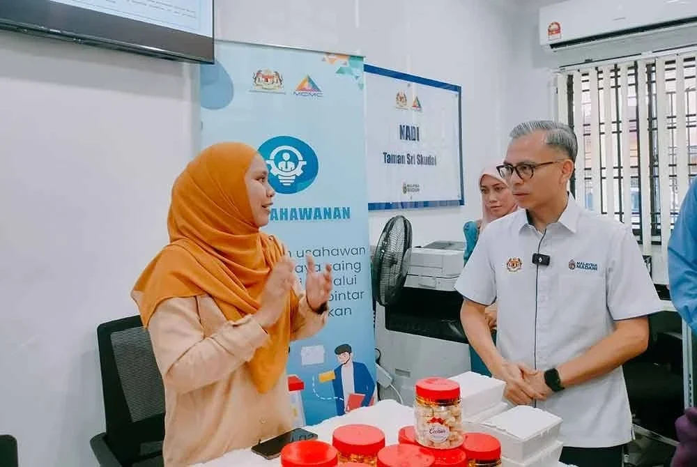 Fahmi (kanan) mengadakan lawatan kerja di Pusat Sebaran Maklumat Nasional (NADI) di Taman Sri Skudai pada Isnin.