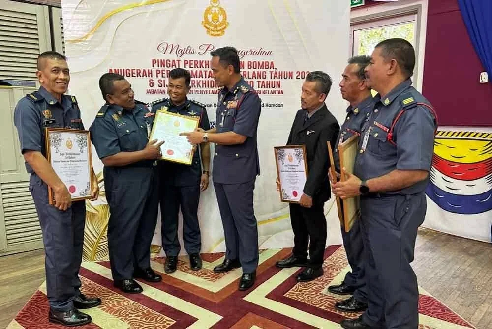 Nor Hisham (tengah) beramah mesra dengan penerima anugerah bomba negeri Kelantan.