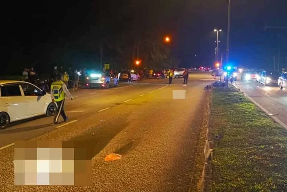 Kedua-dua mangsa tercampak ke laluan bertentangan selepas dirempuh Toyota Estima. Foto PDRM