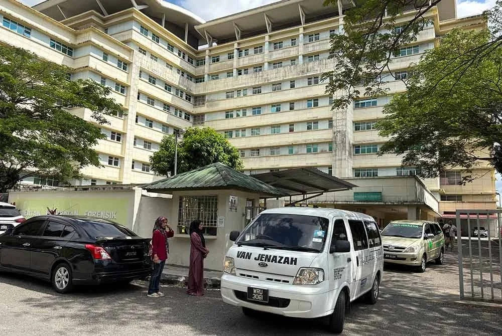 Dua kenderaan yang membawa jenazah dua beradik itu meninggalkan Jabatan Forensik HSI sekitar jam 11 pagi, pada Isnin.