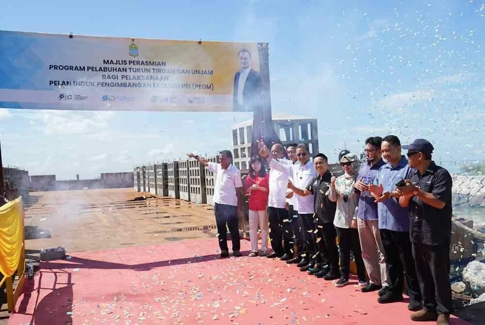 Mohamad (lima dari kiri) merasmikan Majlis Perasmian Program Penempatan Tukun Tiruan dan Unjam di Gat Lebuh Macallum, GEORGE TOWN pada Isnin.