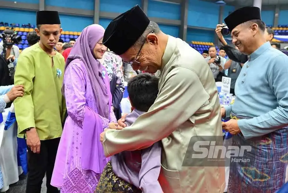 Saifuddin meluangkan masa bertemu pengunjung sempena Majlis Sambutan Hari Raya Aidilfitri PDRM di Stadium Titiwangsa pada Isnin. Foto Sinar Harian - ASRIL ASWANDI SHUKOR