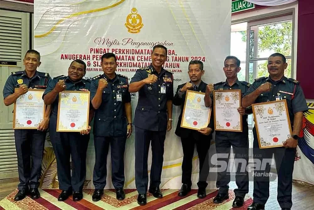 Nor Hisham (tengah) bergambar dengan penerima Sijil Perkhidmatan 30 Tahun.