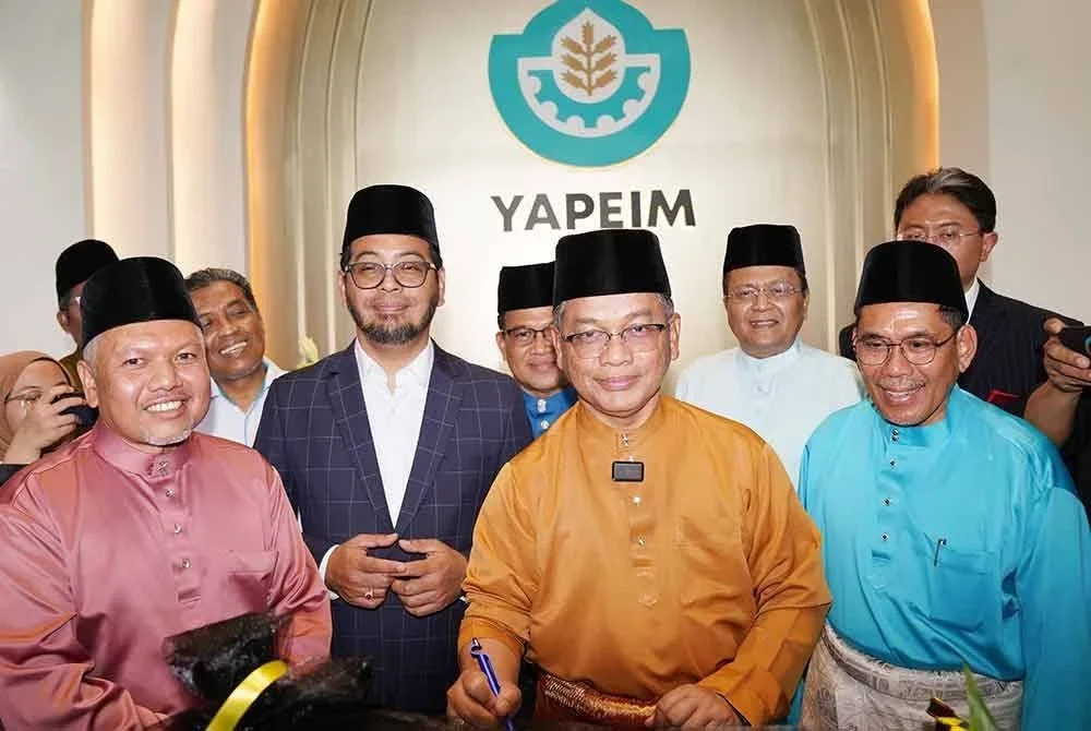 Mohd Na'im merasmikan Ibu Pejabat YAPIEM pada majlis Sambutan Aidilfitri YAPIEM yang diadakan pada Isnin.