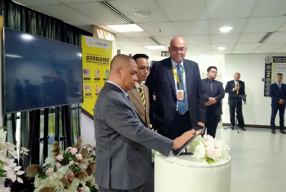 Saarani (kiri) diiringi Mohd Azlan (tengah) ketika menyempurnakan Majlis Pelancaran Portal Perak Digital 2.0 di Bangunan Perak Darul Ridzuan di sini pada Isnin.