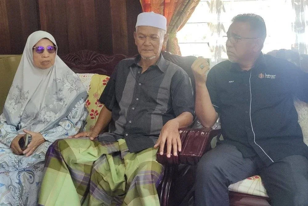 Adly (kanan) beramah mesra bersama Sarjan (B) Hasan Nayan (tengah) dan isterinya semasa Program Veteran MADANI ATM di Jalan Sentosa, Kampung Tengah, Pasir Panjang di sini pada Isnin.