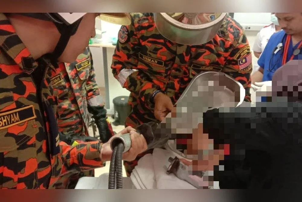 Pasukan bomba bertungkus lumus mengeluarkan tangan mangsa yang tersekat pada mesin pengisar daging.