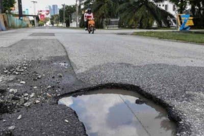 Kemudahan infrastruktur seperti jalan perlu diselenggara agar tidak mengancam keselamatan pengguna jalan raya. Gambar hiasan