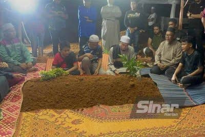 Jenazah Manarina Hasya selamat dikebumikan di Tanah Perkuburan Islam Felda Chempelak, Labis.