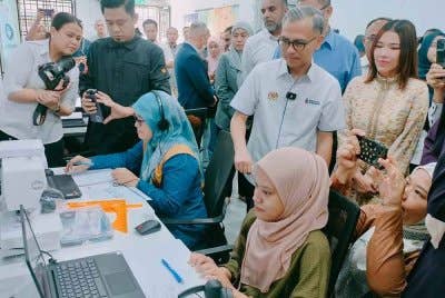 Fahmi (dua kanan) melawat Pusat Sebaran Maklumat Nasional (NADI) Taman Sri Skudai pada Isnin.