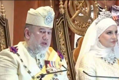 Sultan Muhammad V bertitah supaya kerajaan negeri meneliti isu bangunan terbiar serta memberikan perhatian kepada pembangunan bandar baharu di setiap jajahan.