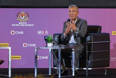 Tengku Zafrul menyampaikan ucapan semasa sesi perbualan bertajuk ‘Memupuk Pengembangan Perniagaan dan Mentransformasi Bakat & Teknologi’, yang diadakan sempena Forum Bersama Perniagaan dan Pelaburan JS-SEZ di Pusat Konvensyen Antarabangsa Persada Johor pada Isnin. Foto Bernama