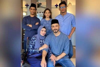 Edika bersama isteri dan anak-anaknya.